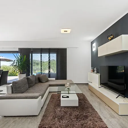Wunderschoenes In Mit Pool By Interhome Prázdninový dům Bužinija