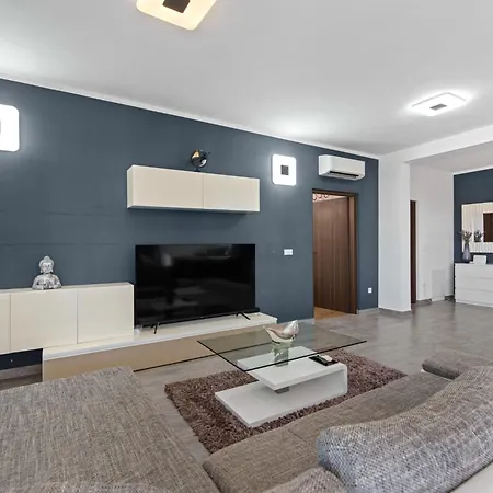 Feriehus Wunderschoenes In Mit Pool By Interhome Bužinija