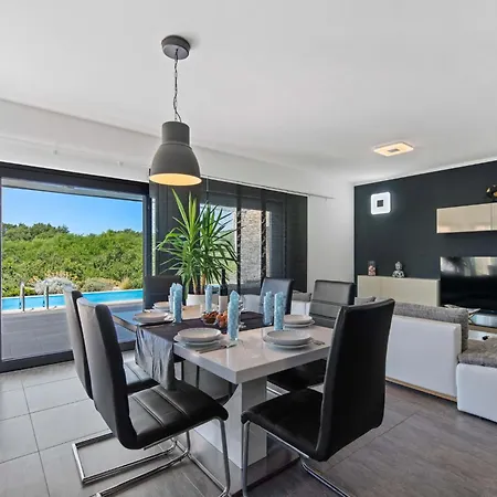 Wunderschoenes In Mit Pool By Interhome Feriehus