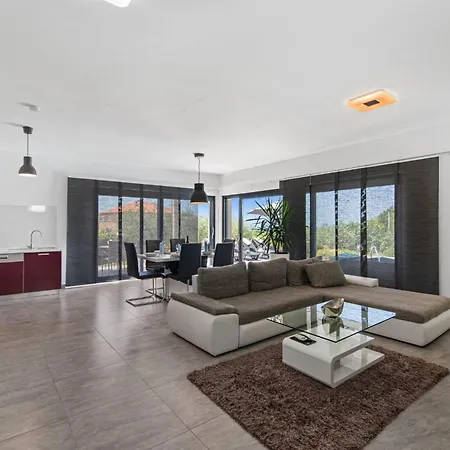 Wunderschoenes In Mit Pool By Interhome Feriehus *