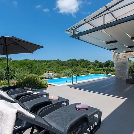 Wunderschoenes In Mit Pool By Interhome