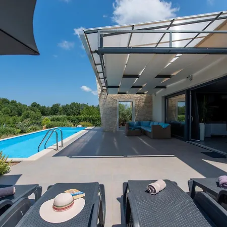 Wunderschoenes In Mit Pool By Interhome Feriehus *