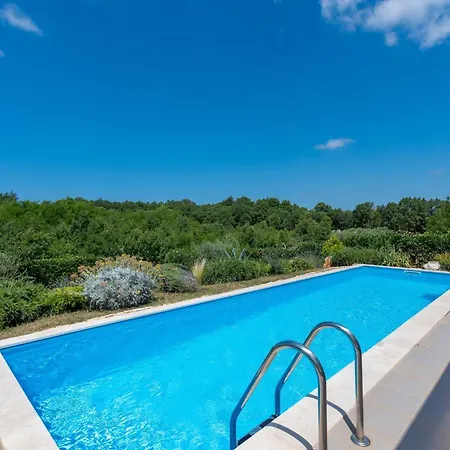 Feriehus Wunderschoenes In Mit Pool By Interhome *