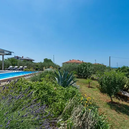 Wunderschoenes In Mit Pool By Interhome * Bužinija