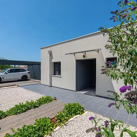 Wunderschoenes In Mit Pool By Interhome Feriehus